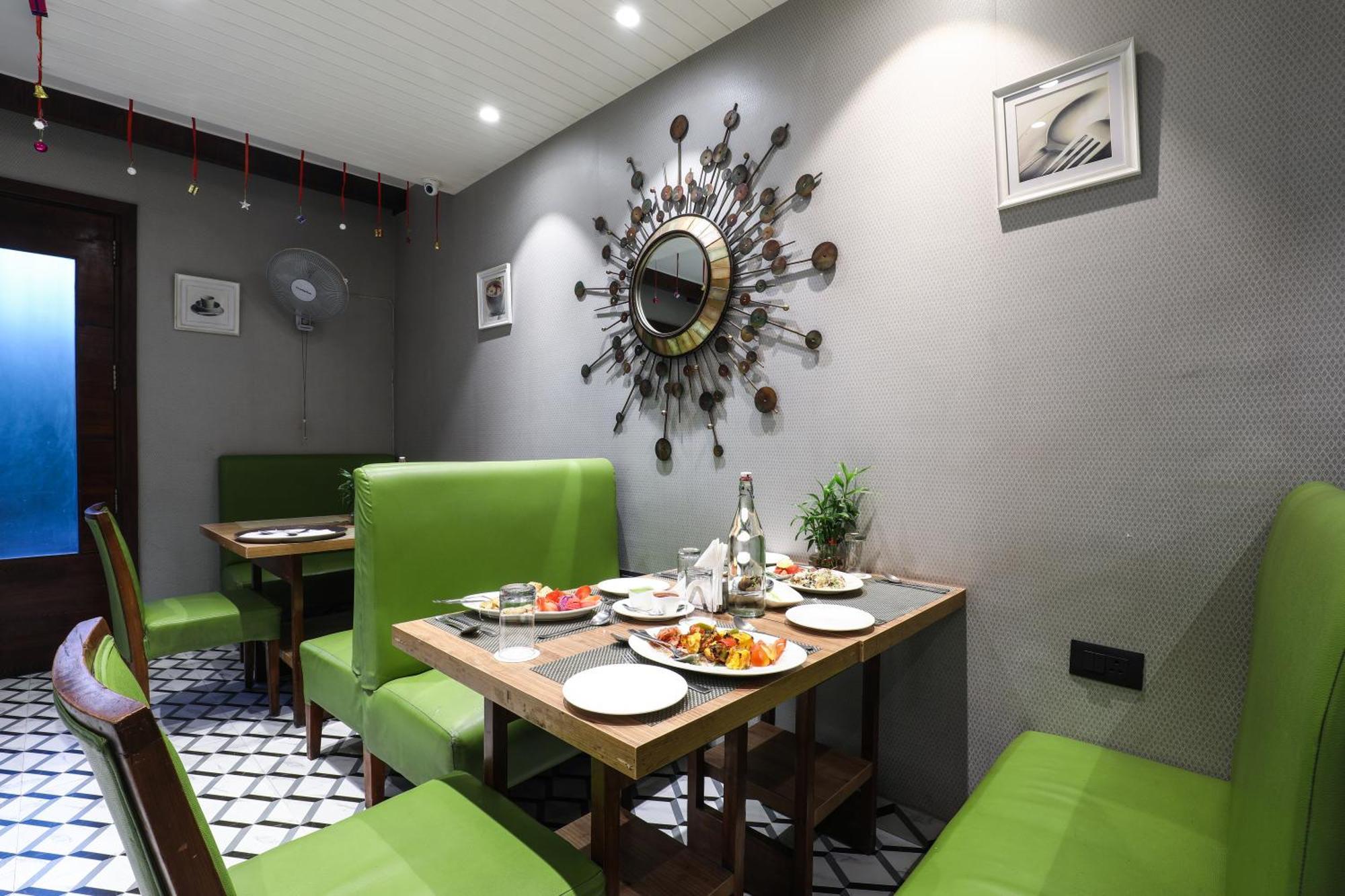 Hotel Bluestone Nehru Place By The Cosy Hotels Nueva Delhi Exterior foto
